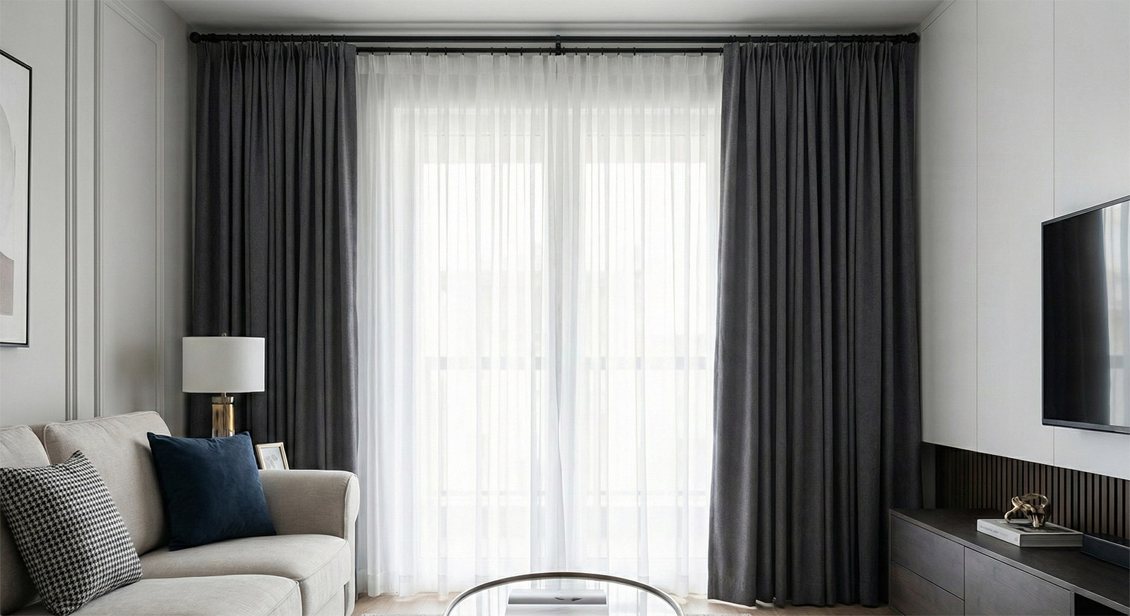 Елегантни завеси в модерен хол с пълна височина и луксозни материи